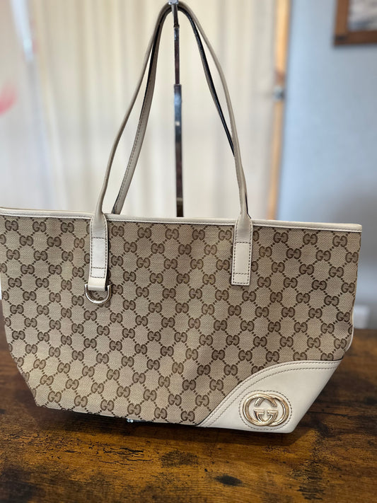 JT016 Preowned Gucci GG Canvas Interlocking G Tote (White Leather Trim)