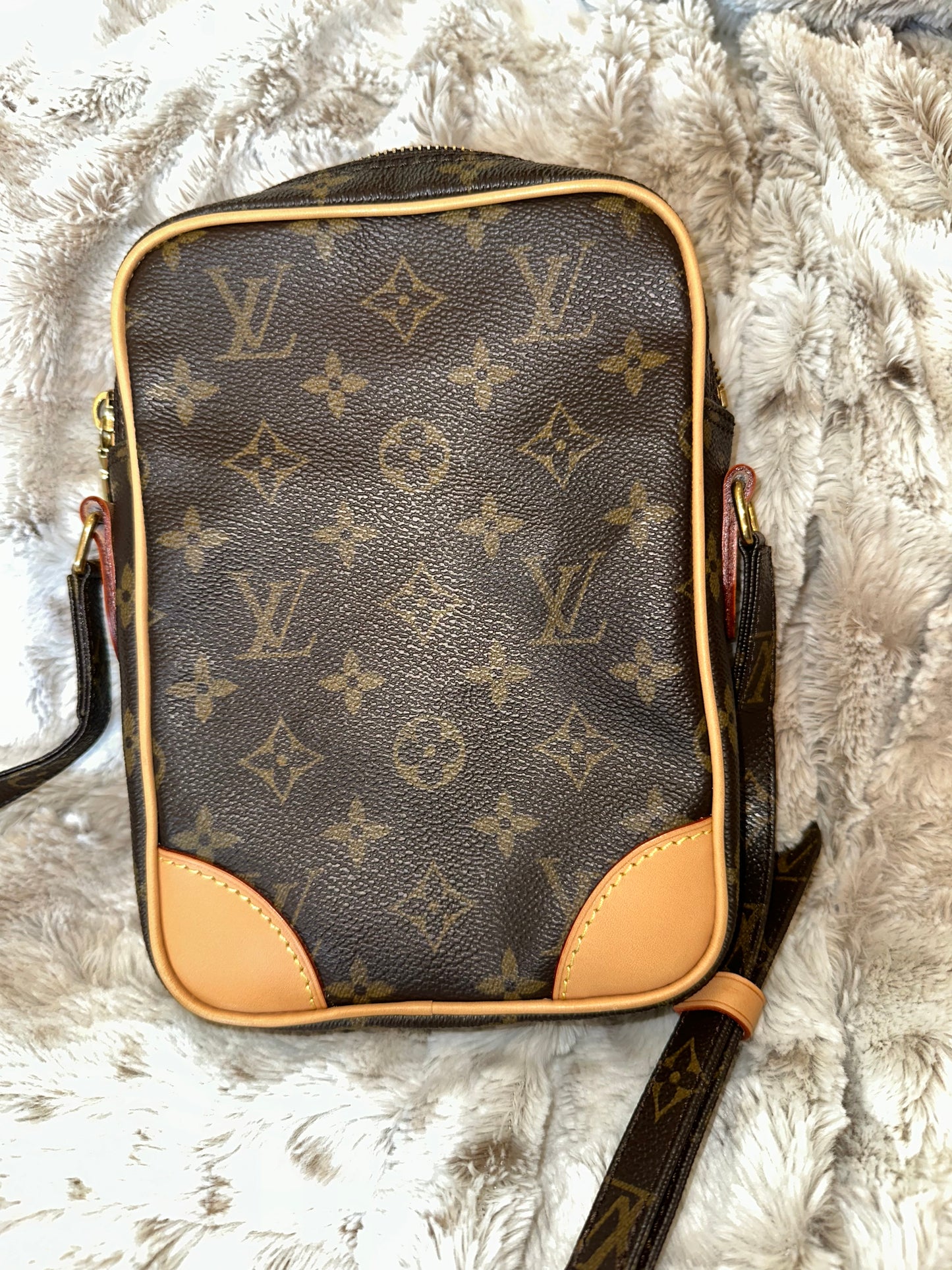 Pre-owned Louis Vuitton Danube crossbody