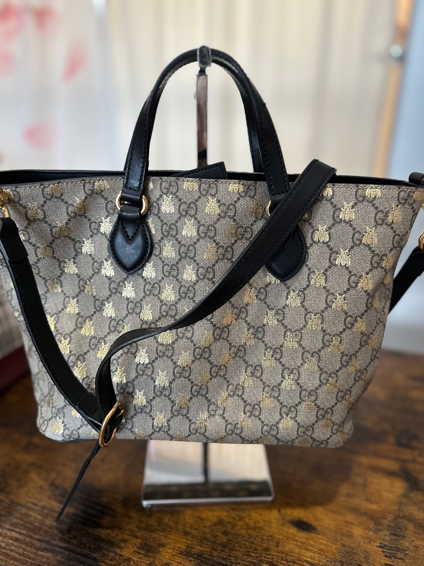 JT015 Preowned Gucci GG Supreme Bee tote with black leather trim and detachable shoulder strap