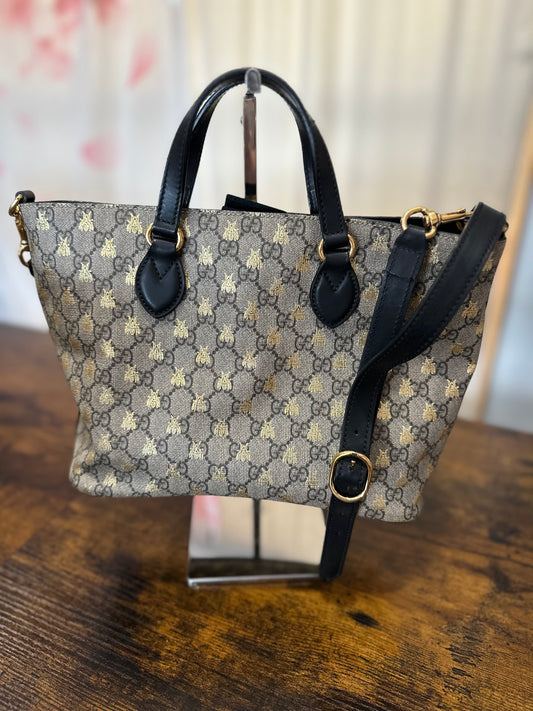 JT015 Preowned Gucci GG Supreme Bee tote with black leather trim and detachable shoulder strap