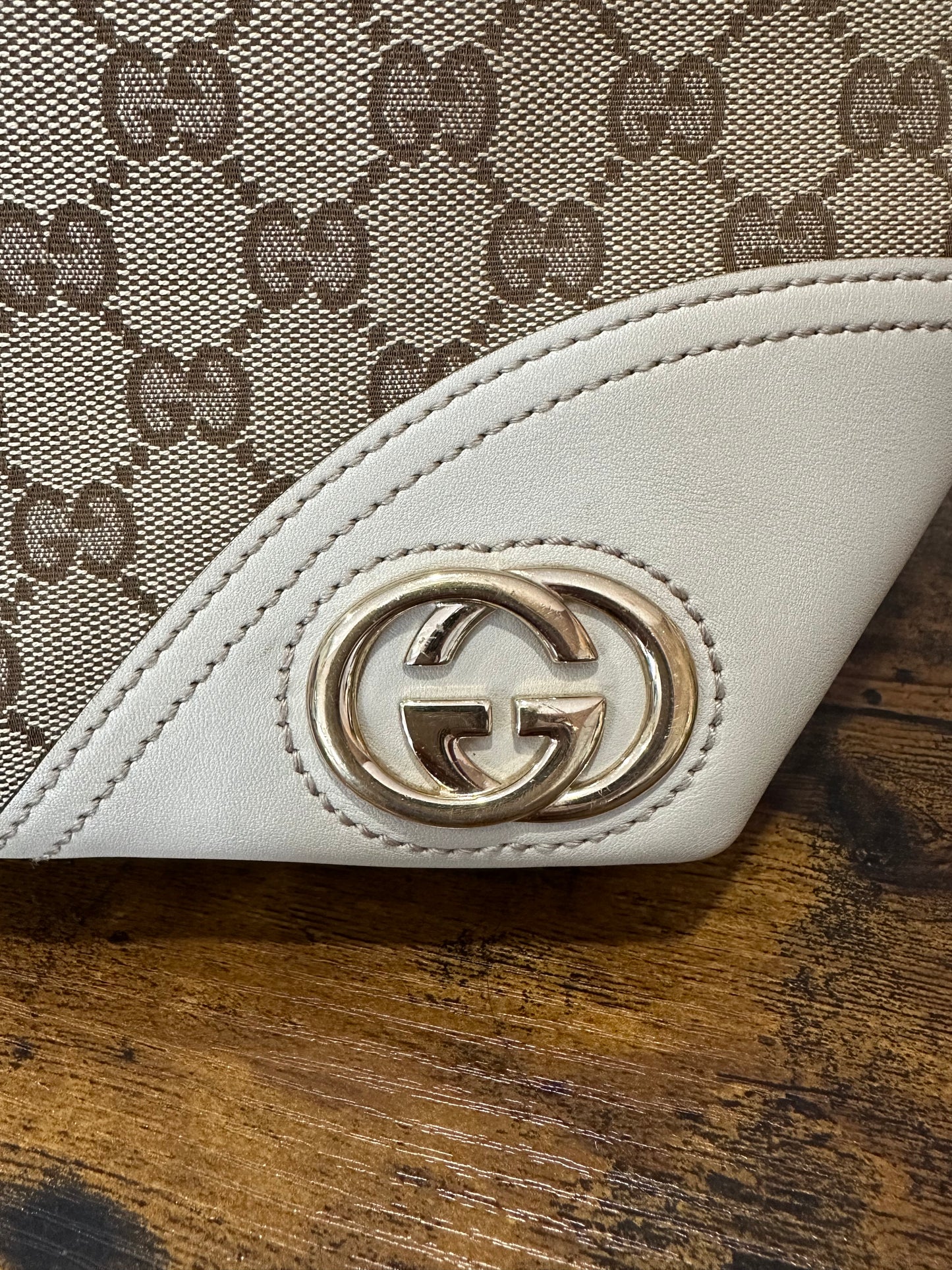 JT016 Preowned Gucci GG Canvas Interlocking G Tote (White Leather Trim)