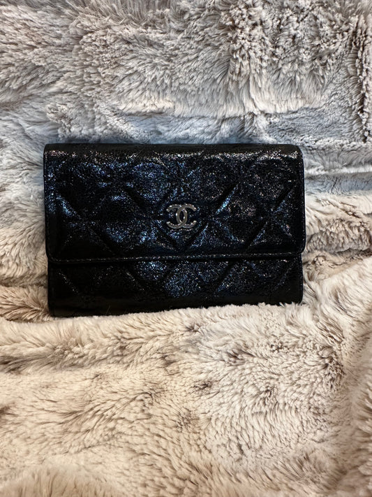 Pre-owned AUTHENTIC Chanel Classic Flap Wallet in black crackled (distressed) leather with silver-tone CC. #18