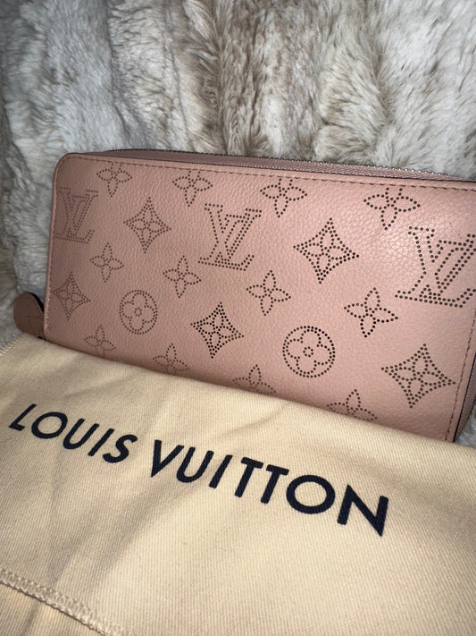 Pre-owned AUTHENTIC Louis Vuitton Mahina Zippy Wallet blush/rose pink leather #24