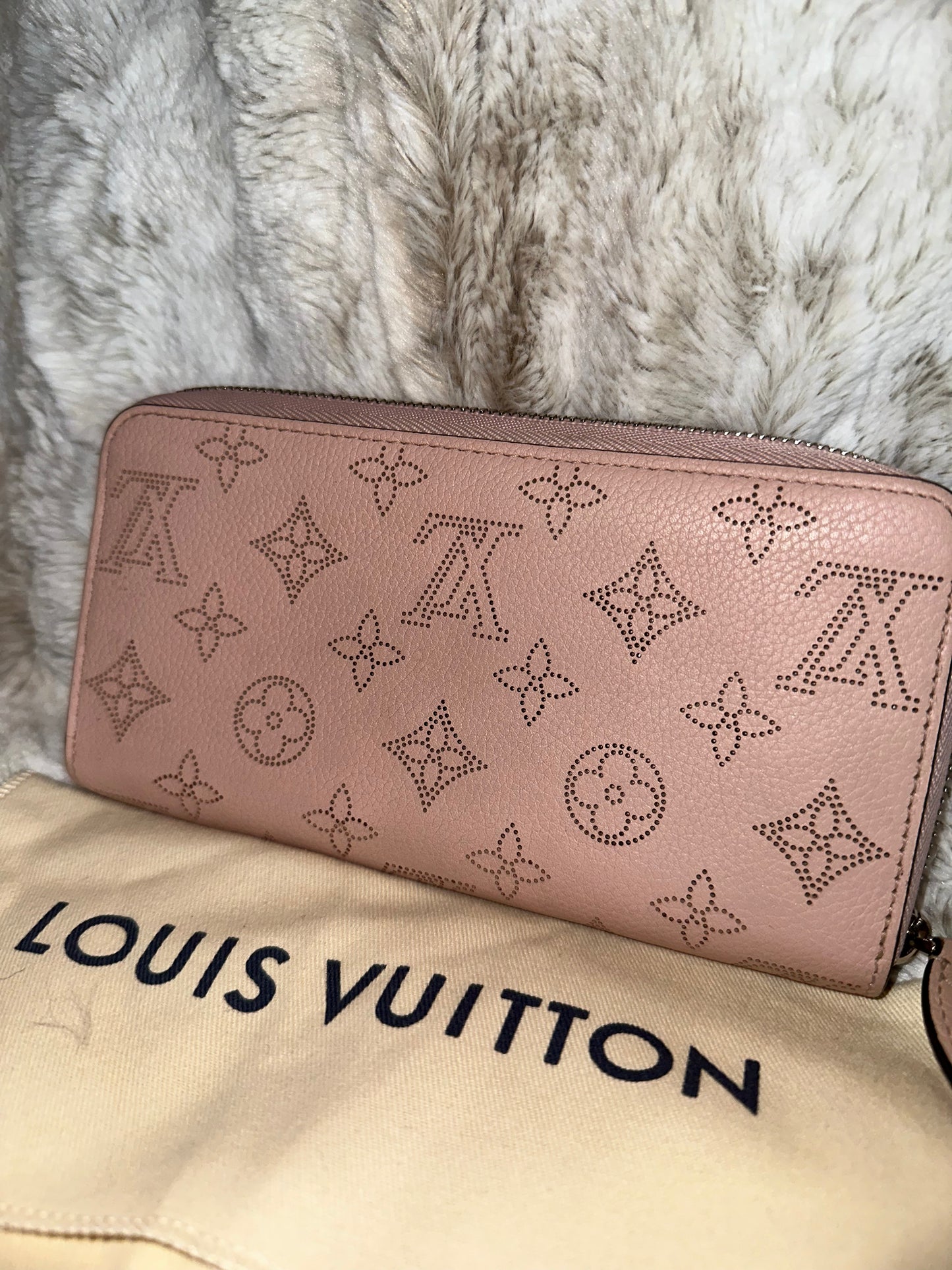Pre-owned AUTHENTIC Louis Vuitton Mahina Zippy Wallet blush/rose pink leather #24