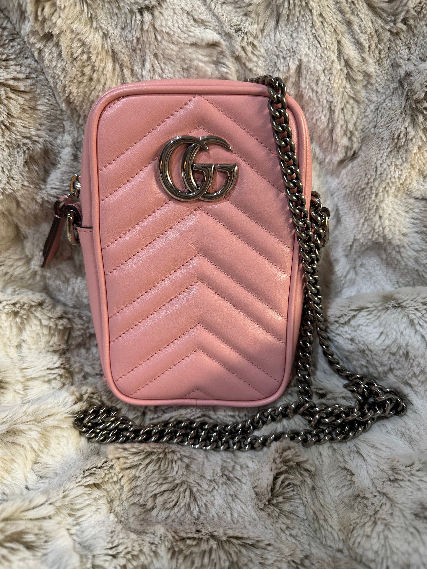 JT021 Pre-owned Gucci GG Marmont Matelassé Leather Mini Phone Bag / Crossbody