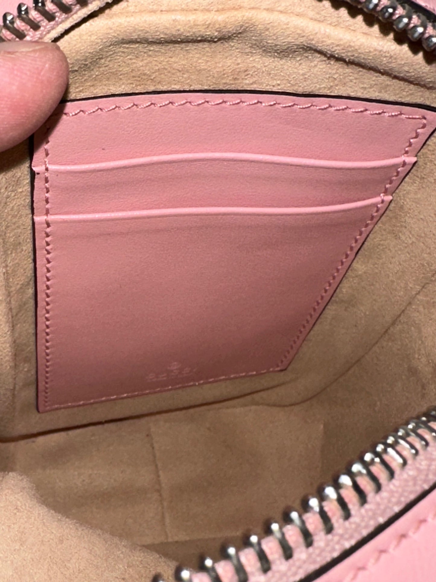 JT021 Pre-owned Gucci GG Marmont Matelassé Leather Mini Phone Bag / Crossbody